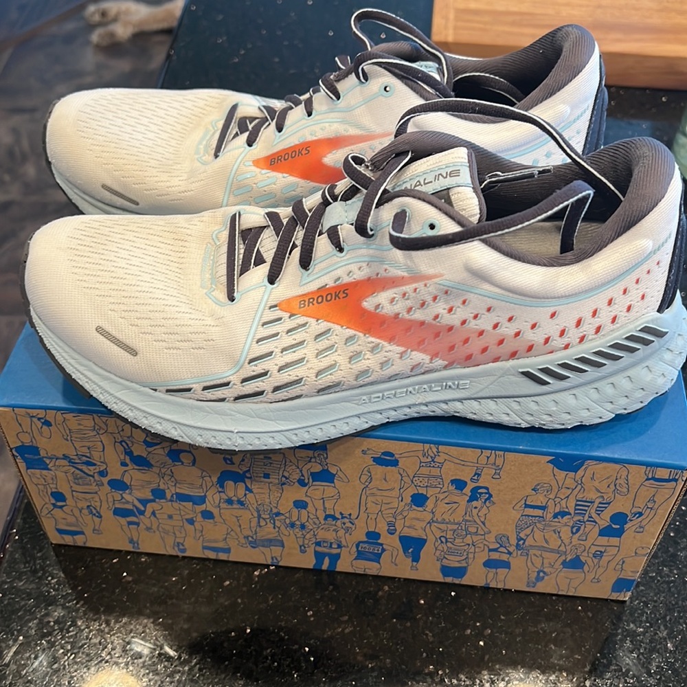Women’s Brooks Adrenaline Size 10